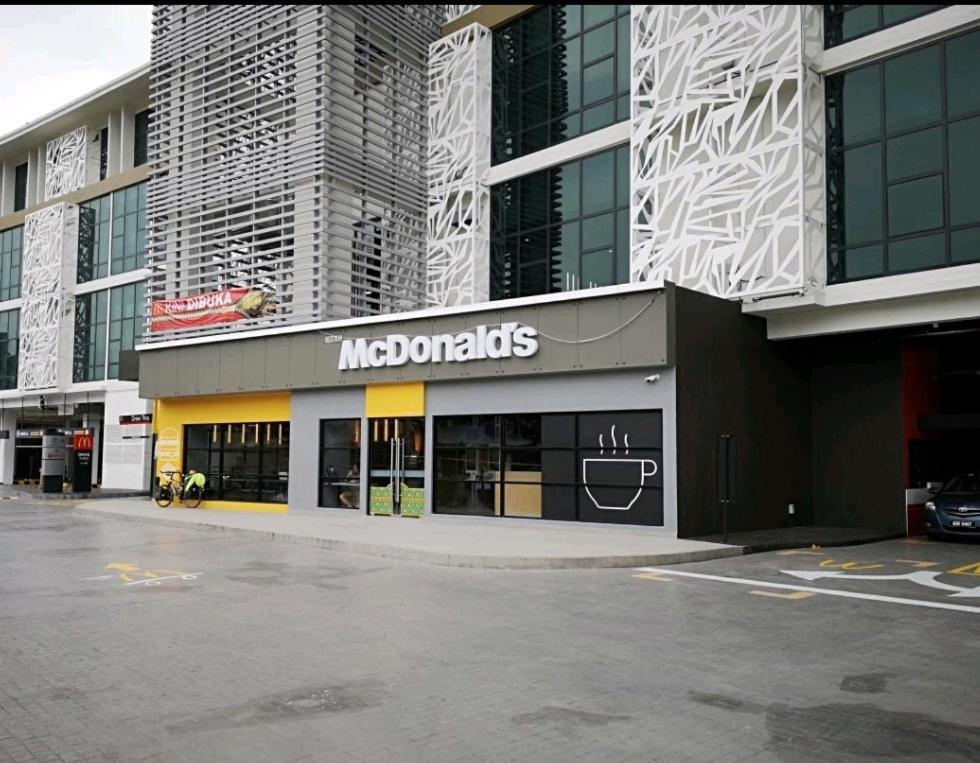 Апартаменты Shaftsbury Putrajaya At Alamanda Mall Экстерьер фото